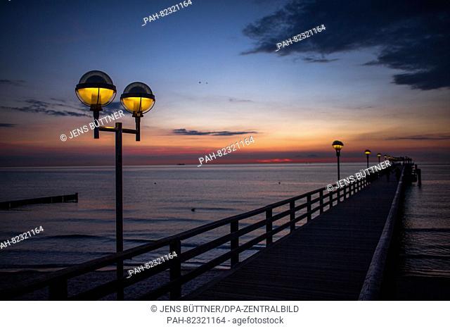 View of the Baltic Sea coast during sundown in the spa town Graal-Mueritz, Germany, 9 June 2016. PHOTO: JENS BUETTNER/dpa | usage worldwide