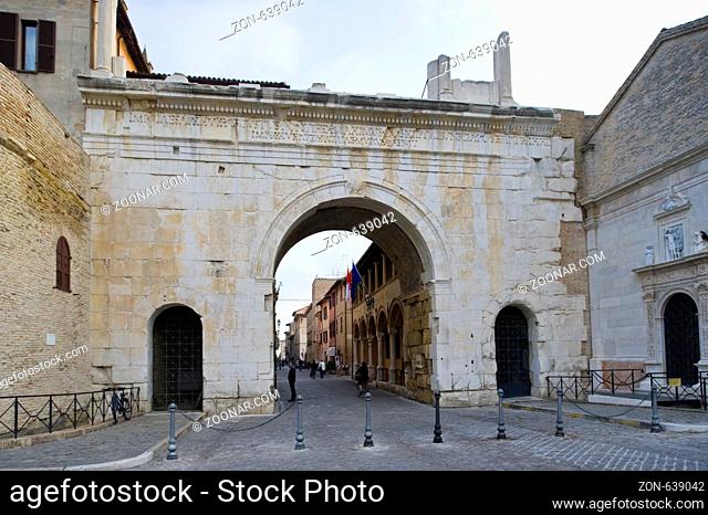 Arco d'Augusto e Mura Augustee, Fano, Marken, Marche, Italien | Arco d'Augusto e Mura Augustee, Fano, Marche, Italy