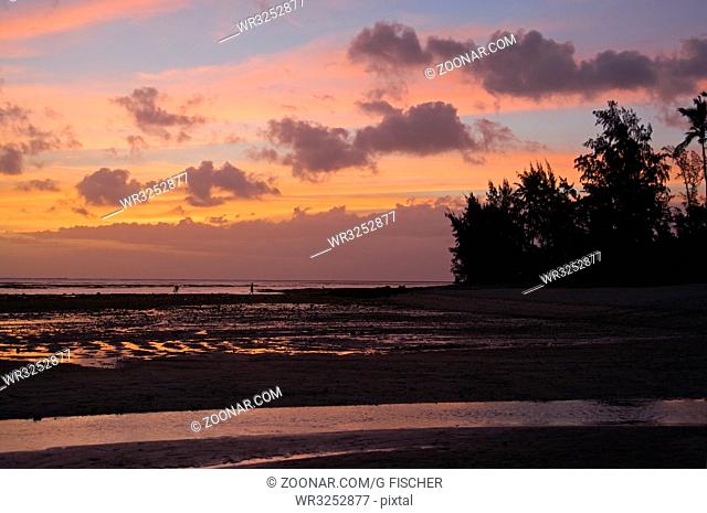Tropischer Sonnenuntergang an der Südküste von Mauritius / Tropical sunset at the Southern tip of the island of Mauritius