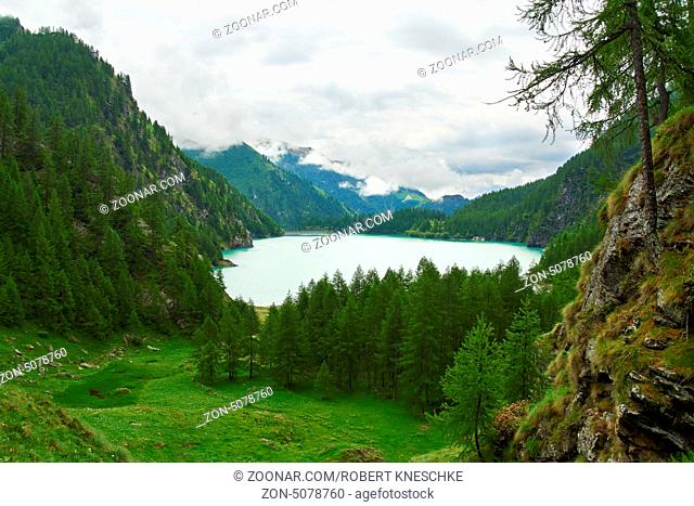 Blick auf den See Lago Alpe dei Cavalli in den Alpen im Valle Antrona in Italien