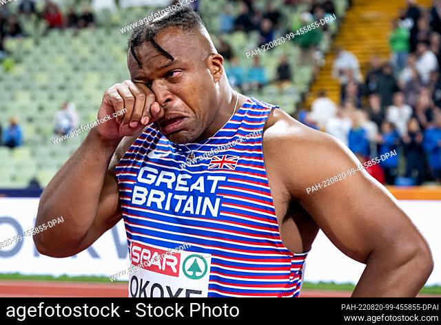 19 August 2022, Bavaria, Munich: Athletics: European Championships, Olympic Stadium, discus throw, men, final. Lawrence Okoye from Great Britain cries after...