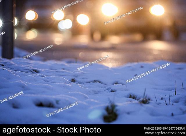 05 December 2023, Saxony, Leipzig: Cars drive towards the city center in the morning in rain and slippery snow. It is expected to continue snowing or raining in...