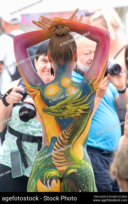 19 August 2023, Mecklenburg-Western Pomerania, Heringsdorf: Model Anna presents her body painted by body painting artist Gesine Marwedel at the Bodypainting...