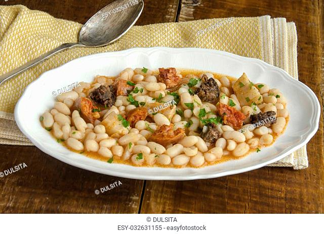Beans with chorizo ??and morcilla