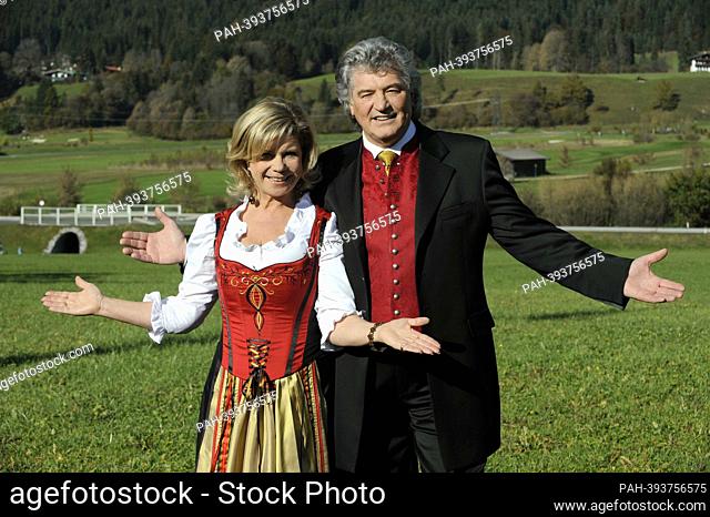 ARCHIVE PHOTO: Marianne HARTL will be on February 7, 2023. 70 years old, Marianne and Michael HARTL, moderators, folk music, half figure, traditional costume