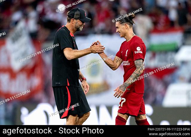 21 July 2022, Saxony, Leipzig: Soccer: Test matches, RB Leipzig - FC Liverpool at the Red Bull Arena. Liverpool coach Jürgen Klopp (l) is happy with scorer...