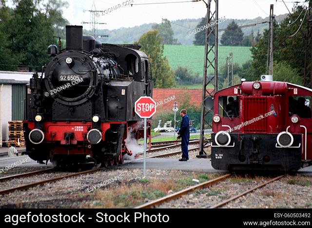 Dampflokomotive und Diesellok (rot, im Vordergrund)