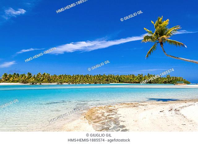 Cook Islands, Aitutaki Island, the grand lagoon, beach of One Foot Island atoll also called Tapuaetai