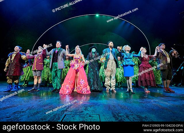 05 September 2021, Hamburg: The musical actors Andreas Lichtenberger (3rd from left) as the Wizard of Oz, the two witches Jeannine Wacker (4th from left) as...