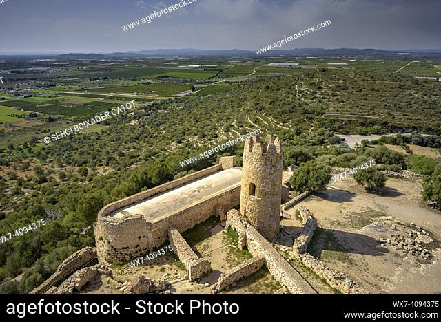 Visiting the Ulldecona castle (Tarragona, Catalonia, Spain)