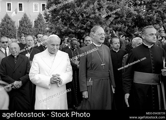 Pope John Paul II meets in front of Basilica Santa Maria degli Angeli with representatives of various Churches and Christian Communions and other religions
