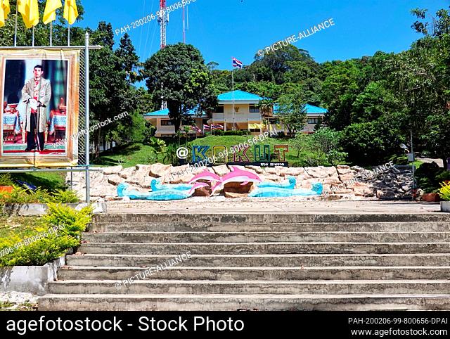 30 October 2019, Thailand, Ko Kood: The Amphoe Ko Kut Office on the island in the Gulf of Thailand On the left an oversized picture of the king Maha...