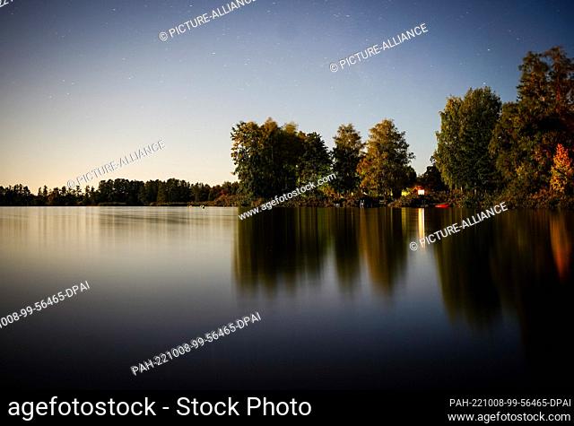 08 October 2022, Brandenburg, Zehdenick: Trees stand in the moonlight on a headland at Prerauer Stich. Photo: Kay Nietfeld/dpa
