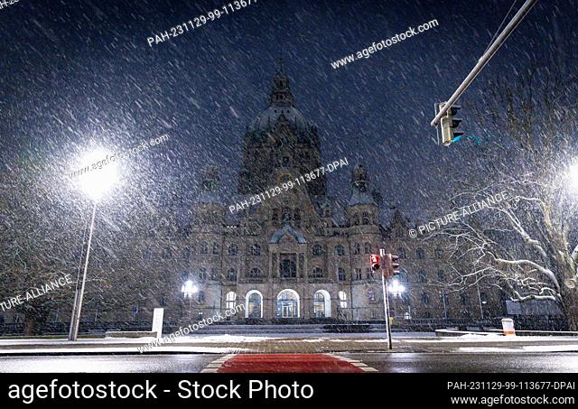 dpatop - 29 November 2023, Lower Saxony, Hanover: The New Town Hall in the early morning in thick snowfall. Photo: Moritz Frankenberg/dpa