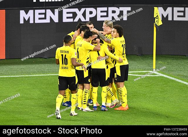jubilation after the goal to 1: 0 by Marco REUS (DO), 3rd from right soccer 1. Bundesliga, 7th matchday, Borussia Dortmund (DO) - FC Bayern Munich (M) 2: 3