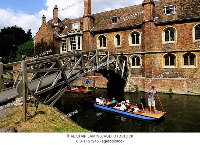 Punting by the Mathematical or Wooden Bridge, Queens College, Cambridge, England, UK