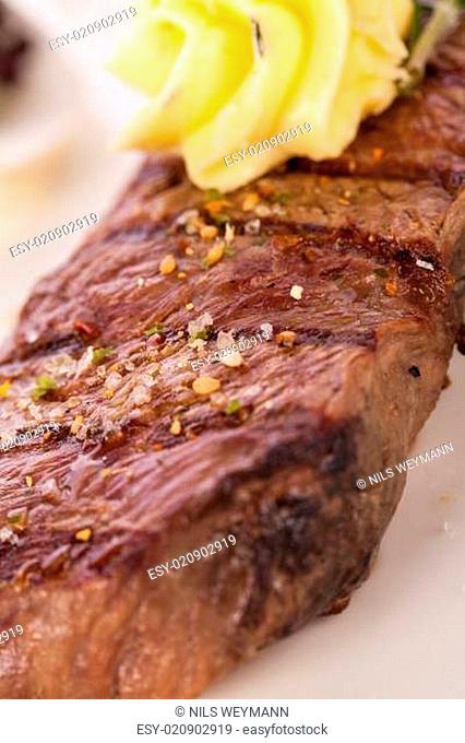 Saftig gegrillte Rinderfilet Steak mit hausgemachter Kräuterbutter