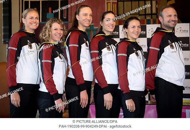 08 February 2019, Lower Saxony, Braunschweig: Tennis, ladies: Federation Cup - World Group, 1st round, Germany - Belarus: Team boss Jens Gerlach (r) is standing...
