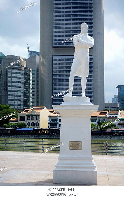 Statue of Sir Stamford Raffles by Boat Quay, Singapore, Southeast Asia, Asia