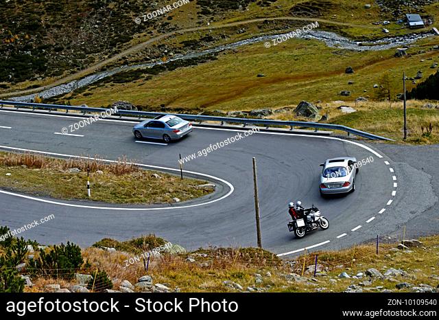 Autos auf der Passfahrt in einer Haarnadelkurve auf der Flüelapassstrasse, Davos, Flüelapass, Graubünden, Schweiz / Cars on a pass road in a hairpin turn on the...
