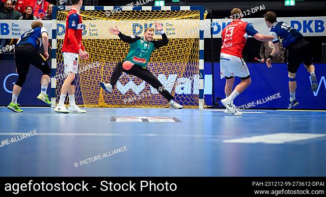 12 December 2023, Hamburg: Handball: DHB Cup, HSV Hamburg - ThSV Eisenach, knockout round, round of 16, Sporthalle Hamburg