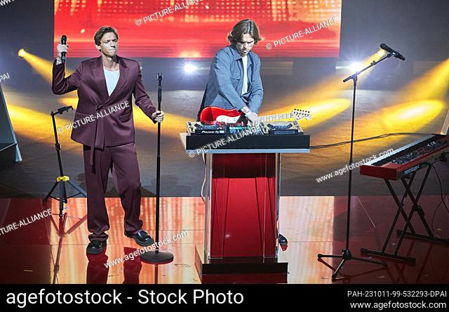 11 October 2023, Hamburg: Musicians Felix (r) and Lucas from the duo ""Fast Boy"" are on stage during the gala ""Die Goldene Bild der Frau"" at the Stage...