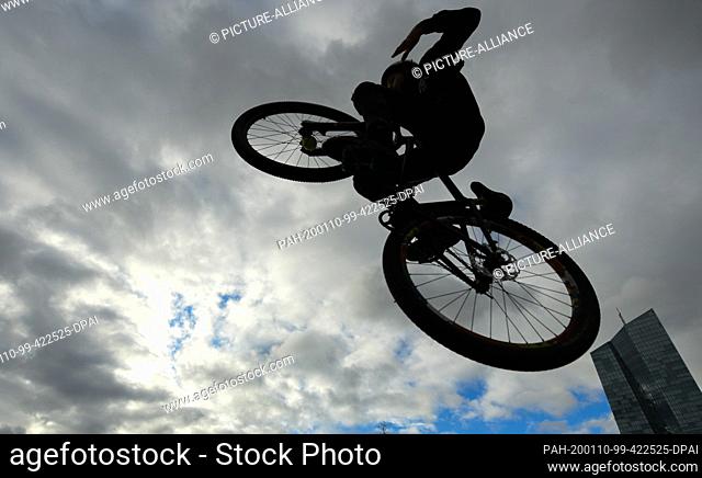 10 January 2020, Hessen, Frankfurt/Main: A youngster jumps with his dirtjump bike on the skater facility in the Osthafenpark near the European Central Bank...
