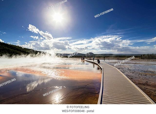 USA, Yellowstone National Park, Lower Geyser Basin, Midway Geyser Basin, Tourists on footbridge before Grand Prismatic Spring