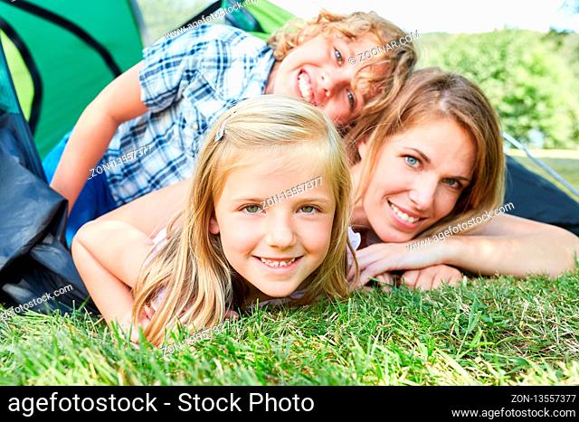 Geschwister Kinder zusammen mit ihrer Mutter vor dem Zelt in den Sommer Ferien