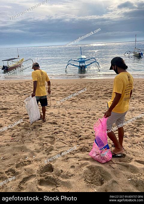 PRODUCTION - 19 October 2022, Indonesia, Sanur: The ""Trash Heroes"" during one of their actions on the beach of Sanur . A small group of environmentalists...