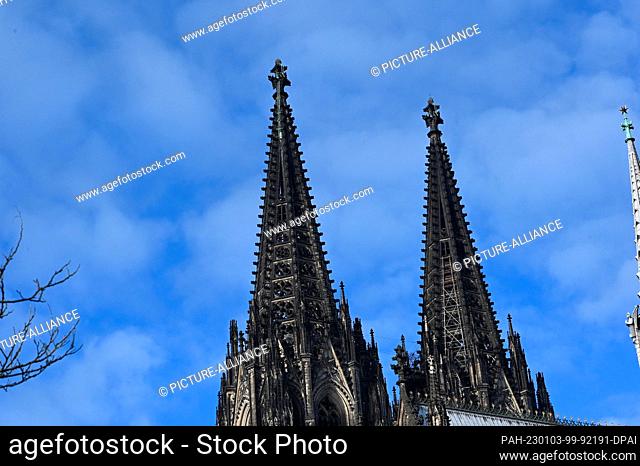 03 January 2023, North Rhine-Westphalia, Cologne: Cologne cathedral, cathedral spires, spires against blue sky Photo: Horst Galuschka/dpa