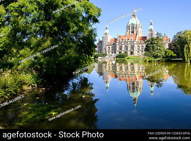 04 September 2023, Lower Saxony, Hanover: The New City Hall is reflected in the Maschteich, an artificial lake, in the Maschpark
