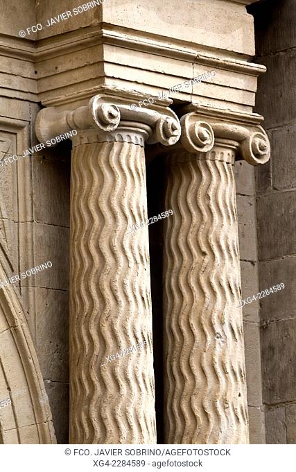 Columnas y capiteles de estilo jónico con volutas en la portada de la iglesia de Santiago el Real - Logroño - La Rioja - España