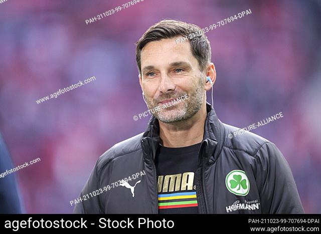 23 October 2021, Saxony, Leipzig: Football: Bundesliga, Matchday 9: RB Leipzig - SpVgg Greuther Fürth at Red Bull Arena. Fürth's coach Stefan Leitl comes in for...