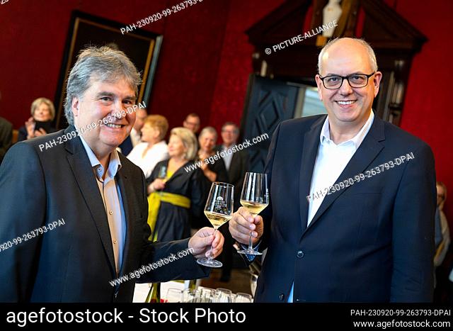 20 September 2023, Bremen: Karl-Josef Krötz, retired council cellar master, presents Bremen's Senate Wine 2022 vintage with Andreas Bovenschulte (SPD, r)