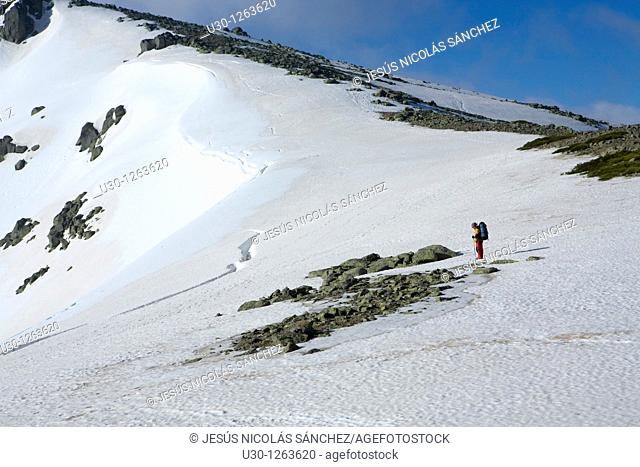 Woman practicing mountaineering in the Sierra de Béjar Natural Park, in the provincial boundary between Salamanca and Avila