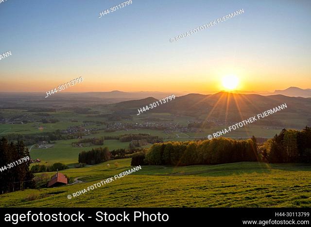 Sonnenaufgang über den Rupertiwinkel, gesehen von der Fürmann Alm aus über Anger und Högl, Rupertiwinkel - Berchtesgadener Land, Bayern, Deutschland