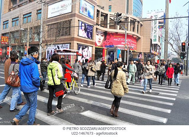 Shanghai (China): pedestrians crossing Middle Huai Hai Road