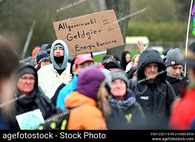 14 January 2023, North Rhine-Westphalia, Erkelenz: Demonstrators hold a sign reading ""Common good before greed of energy companies""