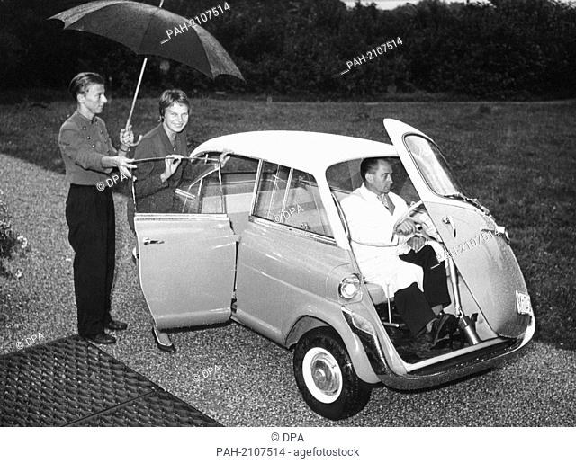 The new BMW-Isetta is presented at Lake Starnberg near Munich in August 1957. - /Bayern/Germany
