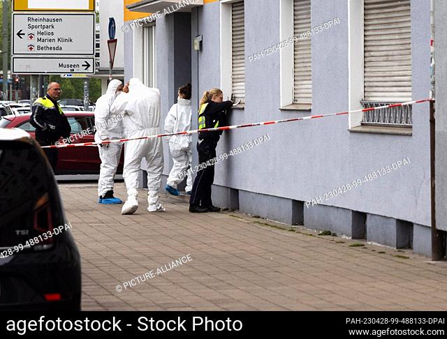 28 April 2023, North Rhine-Westphalia, Duisburg: Officers of the forensic department walk a house in Duisburg. A 53-year-old woman suffered life-threatening...