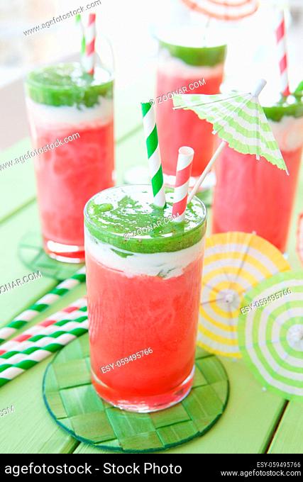 Bunter Smoothie in Glas mit Wassermelone und Kiwi