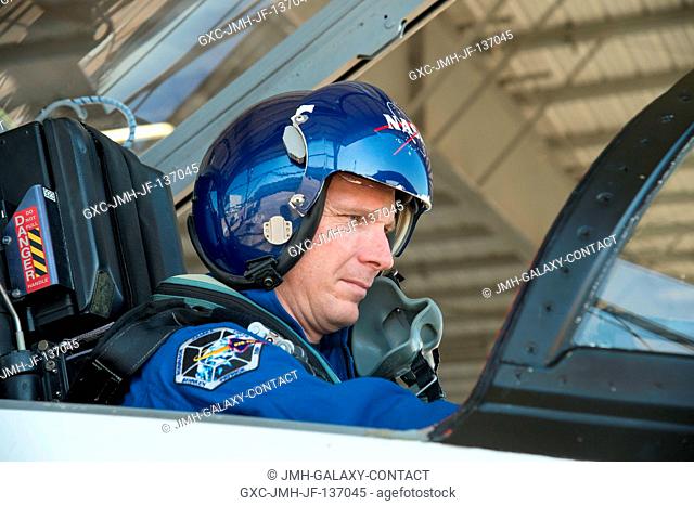 NASA astronaut Terry Virts, Expedition 42 flight engineer and Expedition 43 commander, prepares for a flight in a NASA T-38 trainer jet at Ellington Airport...