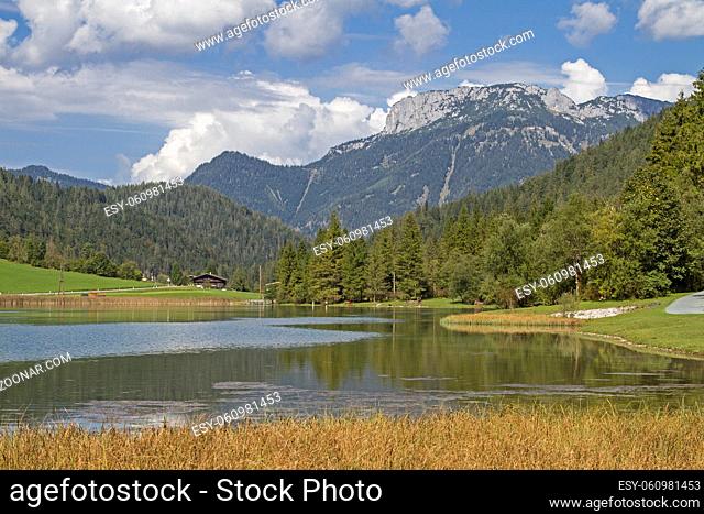 Der durch einen Bergsturz entstandene Pillersee nördlich von Hochfilzen in Tirol ist ein beliebtes Ziel für viele Urlauber und Wochenendausflügler