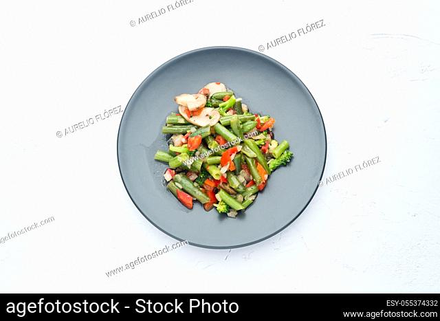 Vegetables are vegetables whose predominant color is green, however popular usage tends to extend its meaning to other edible parts of plants, such as leaves
