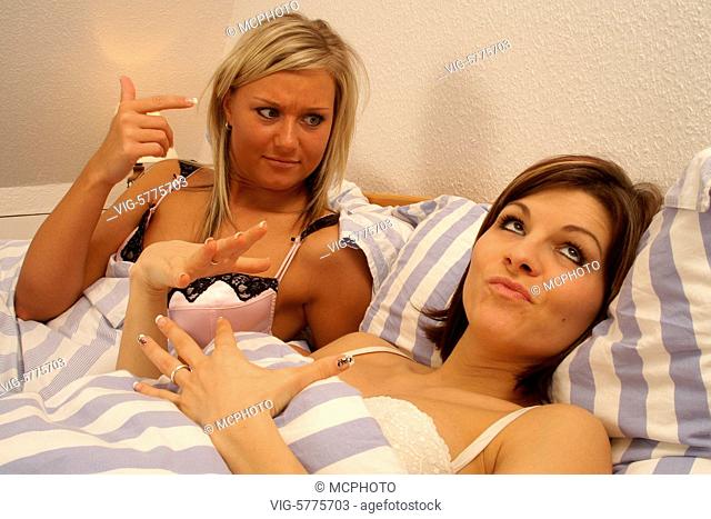 Zwei junge Frauen liegen im Bett und streiten sich, 2006 - Germany, 15/02/2006