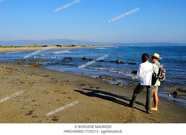 Spain, Catalonia, Tarragona Province, Natural park of Ebro Delta, walkers on Punta del Fangar natural beach