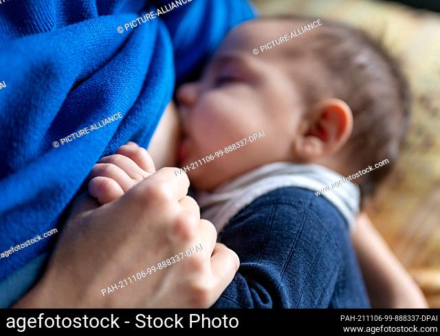 PRODUCTION - 05 November 2021, Berlin: A mother breastfeeds her four-month-old son. Whether to reach for vegetables or a burger