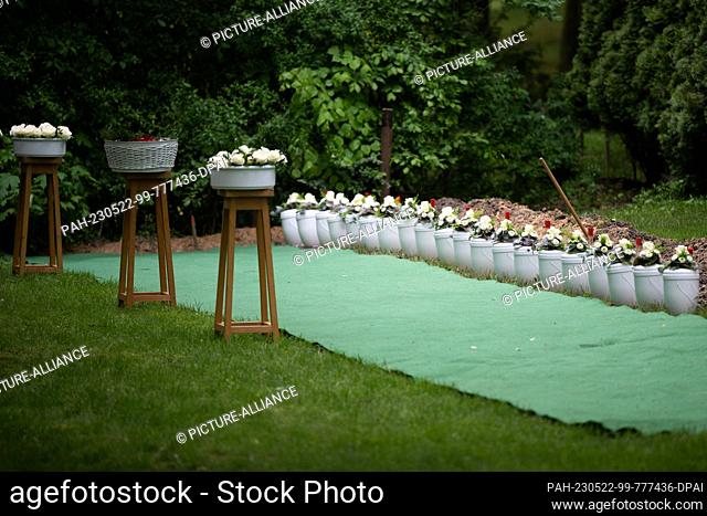 12 May 2023, Hesse, Gießen: Urns stand side by side during a burial of body donors from the University of Giessen at the New Cemetery