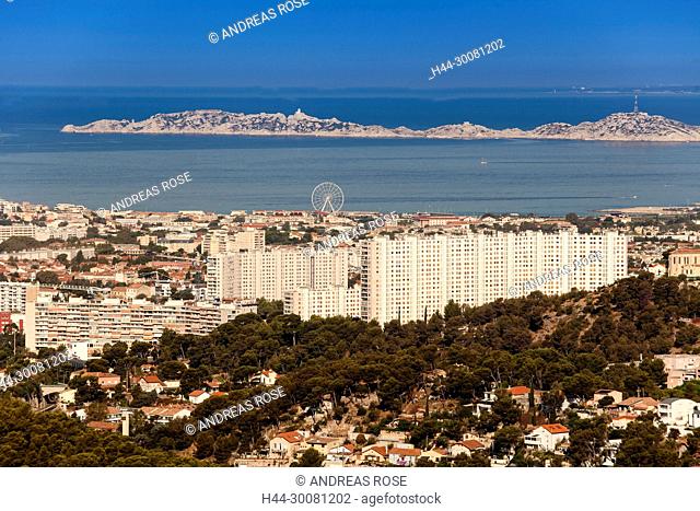 Stadtansicht von Marseille im Hintergrund die ehemalige Gefängnisinsel Île d’If, Frioul-Inseln, Marseille, Provence-Alpes-Côte d'Azur, Frankreich